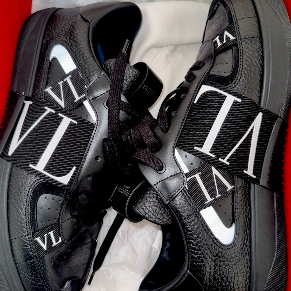 VALENTINO GARAVANI MEN’S SNEAKERS, LOW-TOP CALFSKIN VL7N SNEAKER WITH BANDS